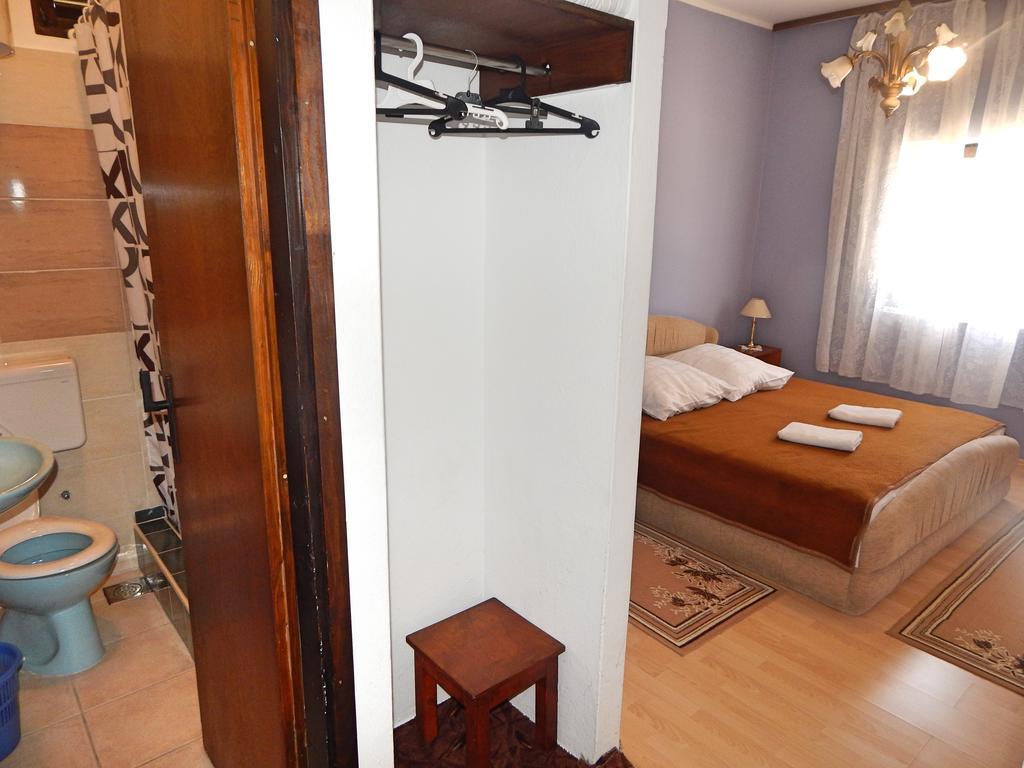 Rooms Camp Marina Lozovac Buitenkant foto